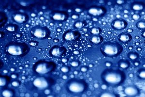 Wassertropfen auf Oberfläche mit Nanoversiegelung